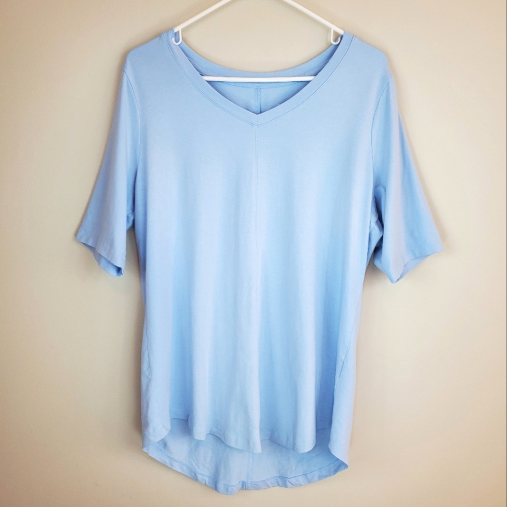 d&co. Size M Blue Short Sleeve V Neck Tunic Top
